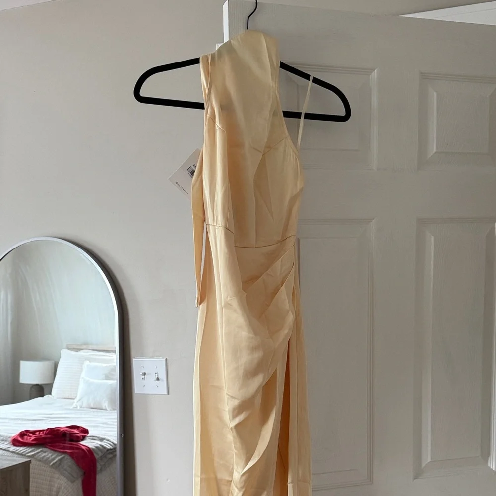 Elegant Cream Halter Dress - Picture 3 of 4